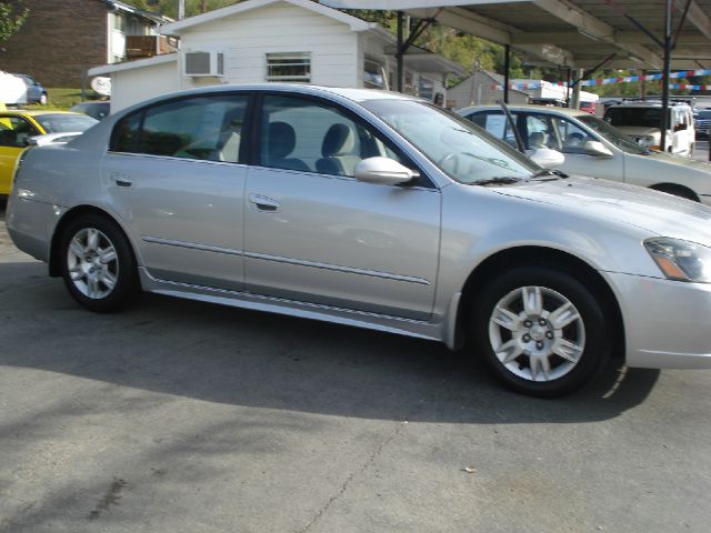 Nissan Altima Pickupslt Quad Cab SWB 4WD 4x4 Truck Sedan