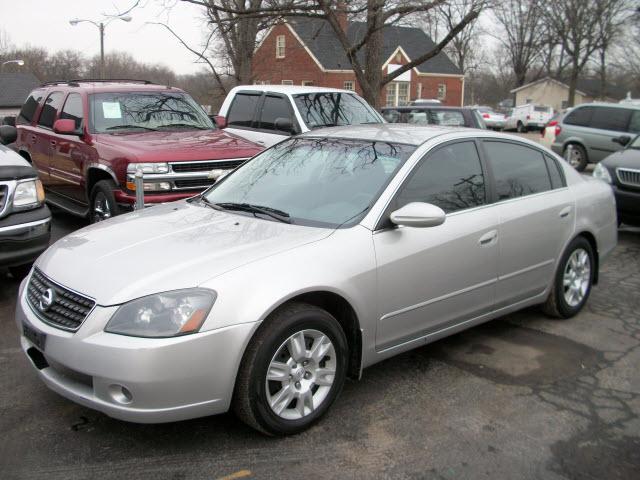 Nissan Altima Pickupslt Quad Cab SWB 4WD 4x4 Truck Sedan