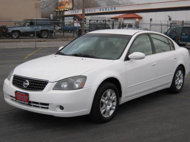 Nissan Altima 16 Insidebox Sedan