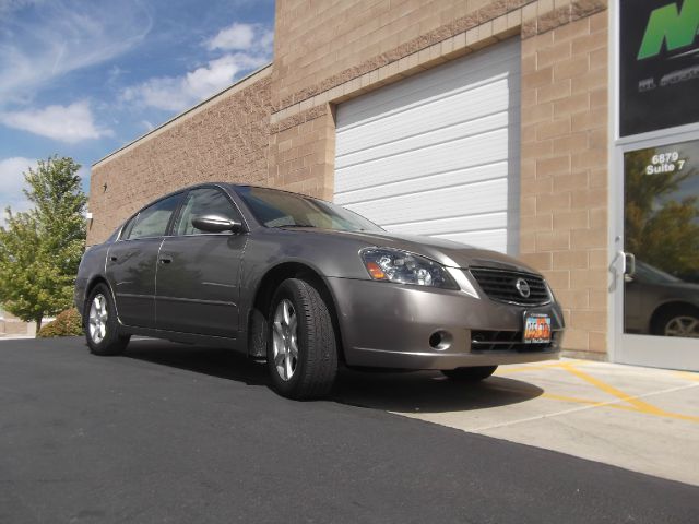 Nissan Altima Pickupslt Quad Cab SWB 4WD 4x4 Truck Sedan