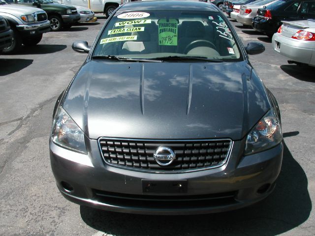 Nissan Altima Pickupslt Quad Cab SWB 4WD 4x4 Truck Sedan