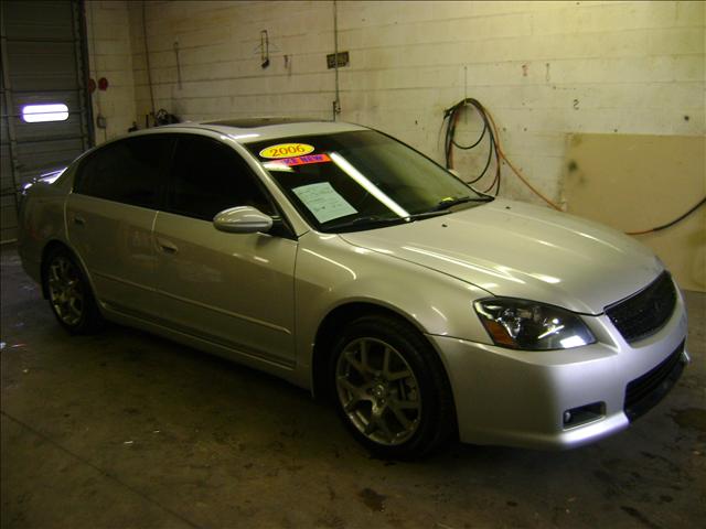 Nissan Altima Crew Cab Standard Box 4-wheel Drive SLE Sedan