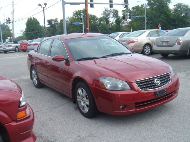 Nissan Altima Pickupslt Quad Cab SWB 4WD 4x4 Truck Sedan