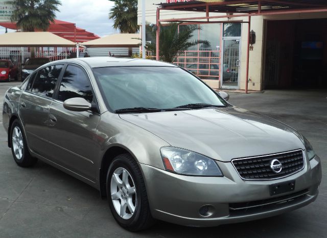 Nissan Altima Pickupslt Quad Cab SWB 4WD 4x4 Truck Sedan