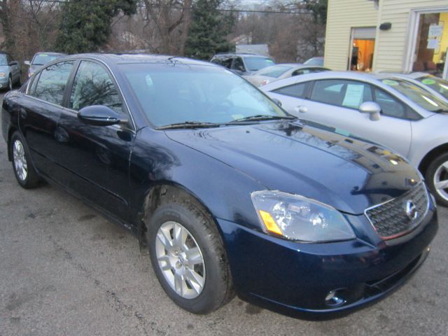 Nissan Altima Pickupslt Quad Cab SWB 4WD 4x4 Truck Sedan