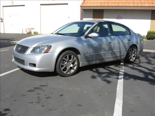Nissan Altima Crew Cab Standard Box 4-wheel Drive SLE Sedan