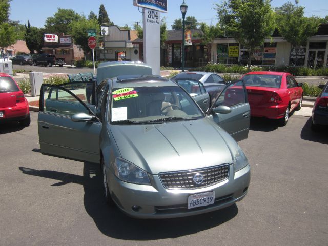 Nissan Altima SLT Quad Cab 2WD Sedan