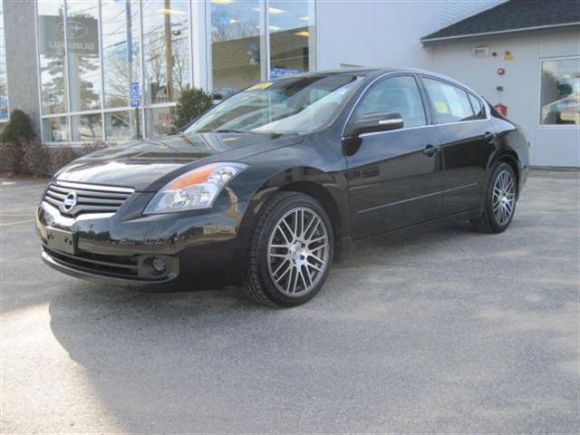 Nissan Altima Sport -5 Speed-stick-4x4 Sedan