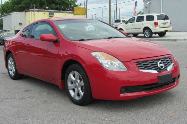 Nissan Altima 1500 Van Coupe
