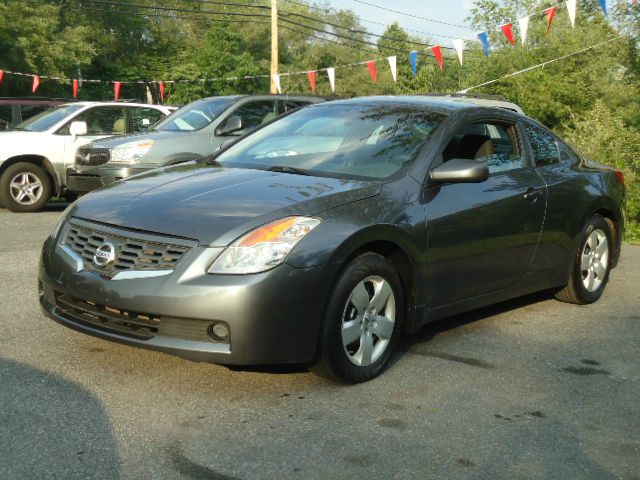 Nissan Altima 1500 Van Coupe