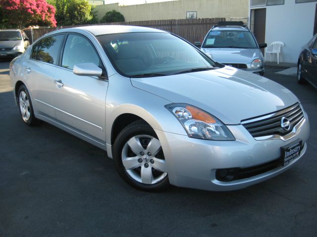 Nissan Altima Pickupslt Quad Cab SWB 4WD 4x4 Truck Sedan