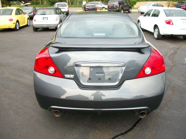 Nissan Altima 1500 Van Coupe