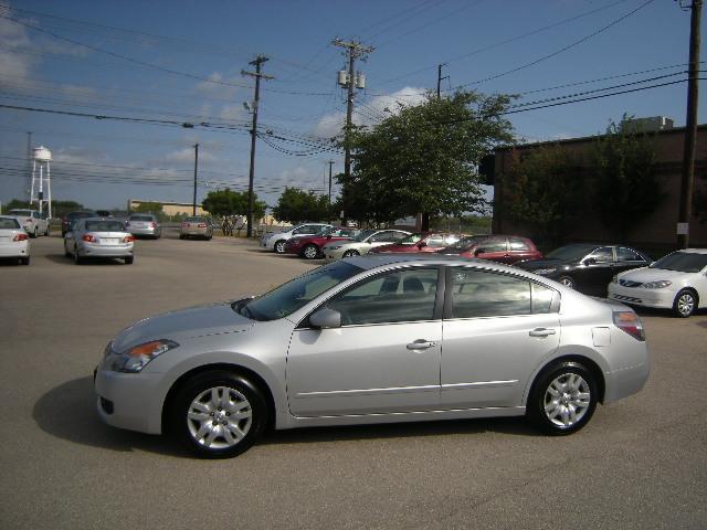 Nissan Altima Mega Cab Sedan