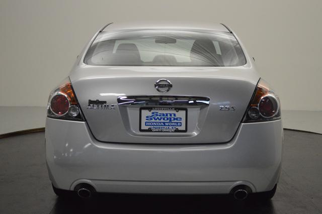 Nissan Altima 2010 photo 1