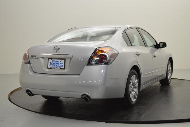 Nissan Altima 2010 photo 2