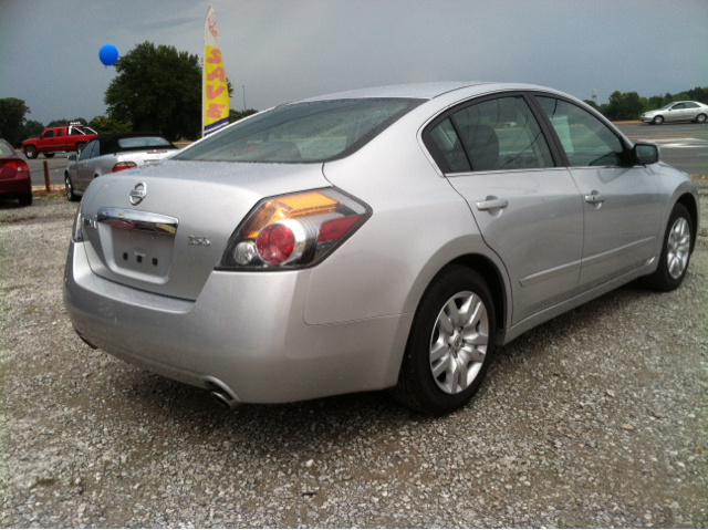 Nissan Altima 2010 photo 1