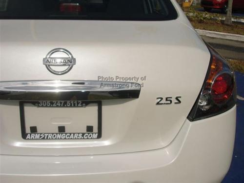 Nissan Altima 2011 photo 2