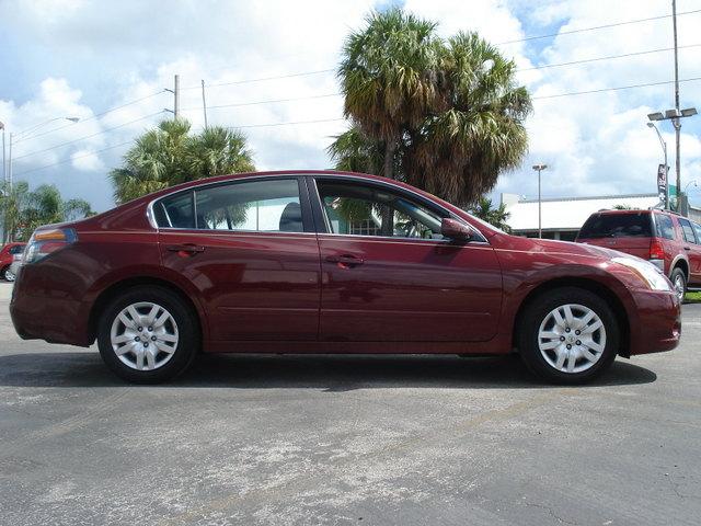 Nissan Altima 2011 photo 1