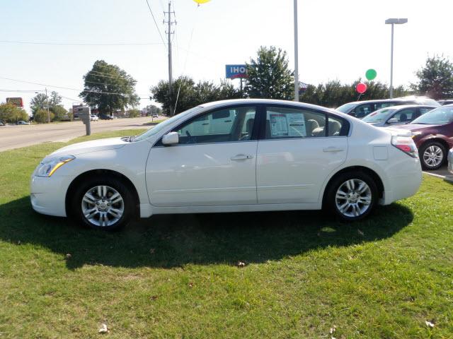 Nissan Altima 2011 photo 1