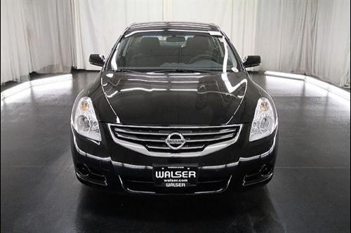 Nissan Altima 2011 photo 2