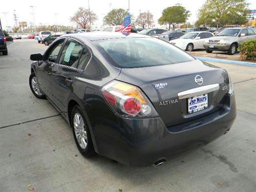 Nissan Altima 2011 photo 1