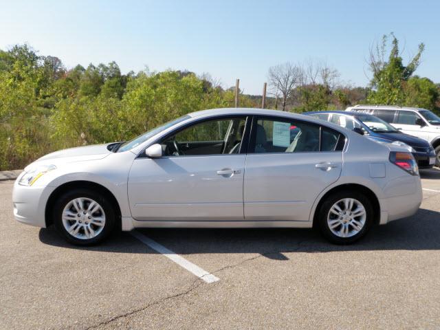 Nissan Altima 2011 photo 1