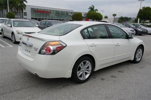 Nissan Altima 2011 photo 2