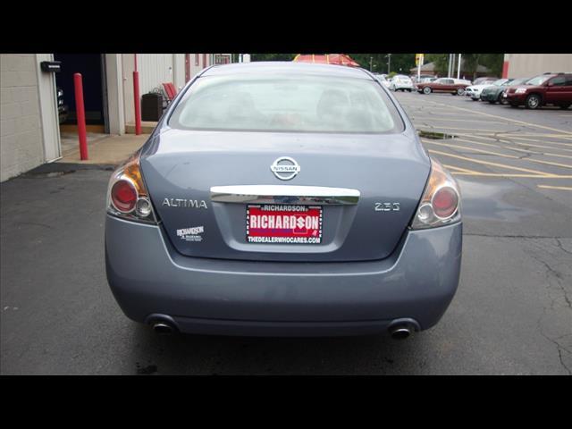 Nissan Altima Pickupslt Quad Cab SWB 4WD 4x4 Truck Sedan