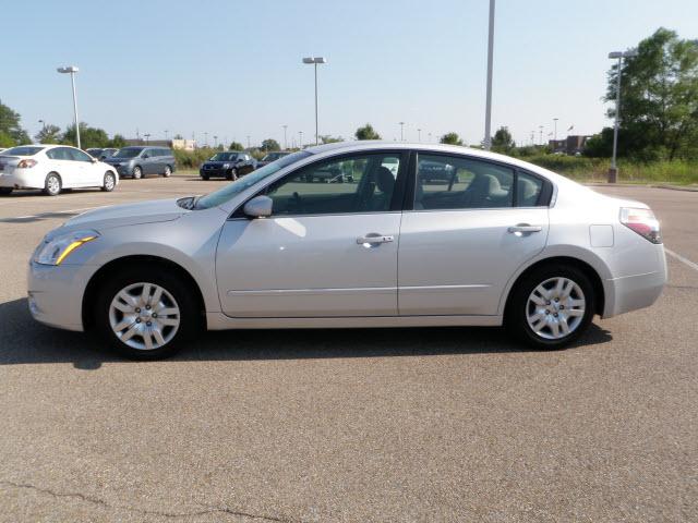 Nissan Altima 2011 photo 1