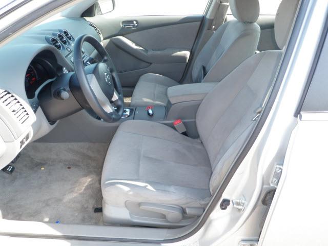Nissan Altima 2011 photo 2