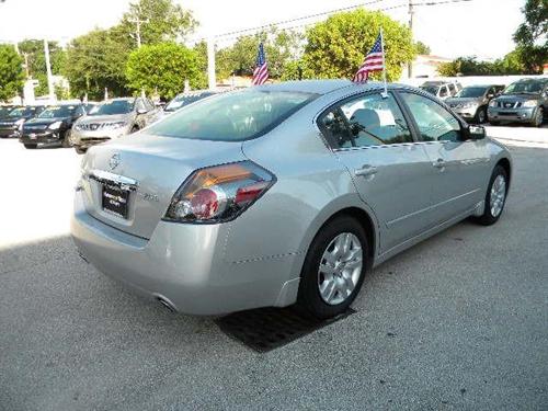 Nissan Altima 2011 photo 1
