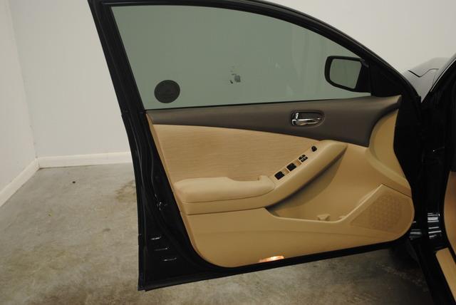 Nissan Altima 2011 photo 17