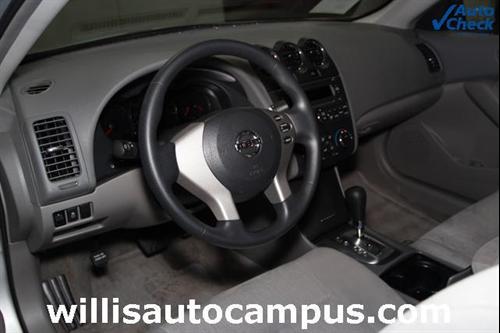 Nissan Altima 2011 photo 1