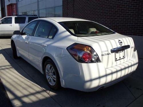 Nissan Altima 2011 photo 2
