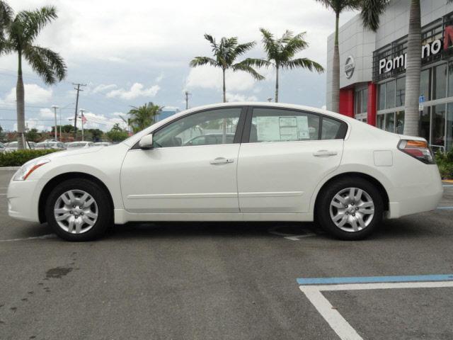 Nissan Altima 2012 photo 1