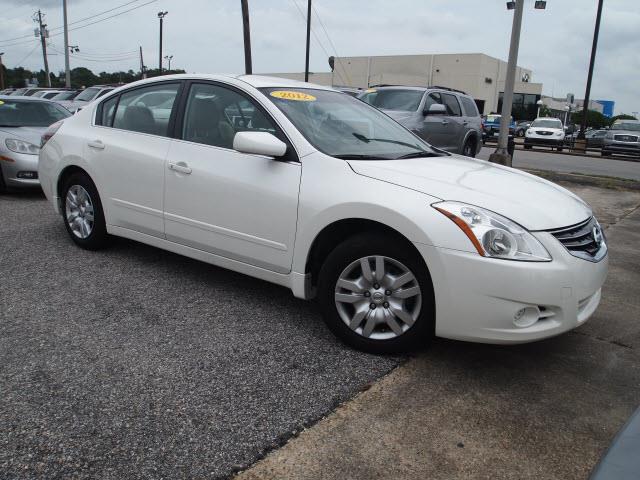 Nissan Altima Pickupslt Quad Cab SWB 4WD 4x4 Truck Sedan