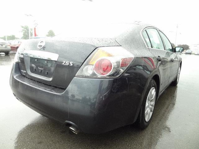 Nissan Altima 2012 photo 2