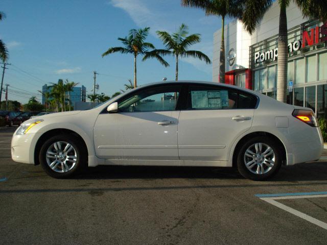 Nissan Altima 2012 photo 1