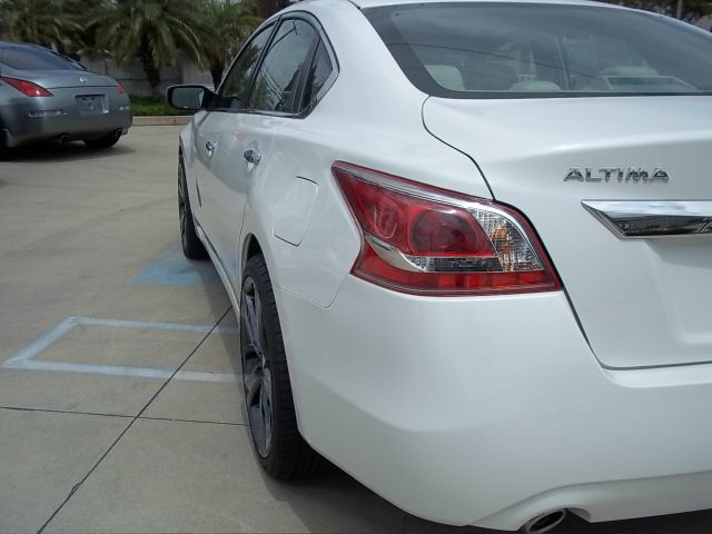 Nissan Altima 2013 photo 1