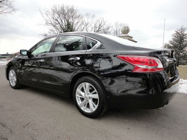 Nissan Altima Crew-short-slt-classic-6.6l Diesel-4wd-1 Owner Sedan