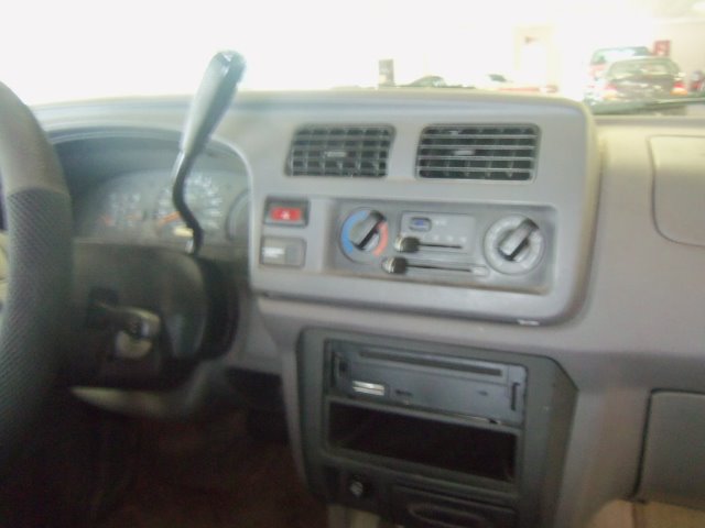 Nissan Frontier 1998 photo 4