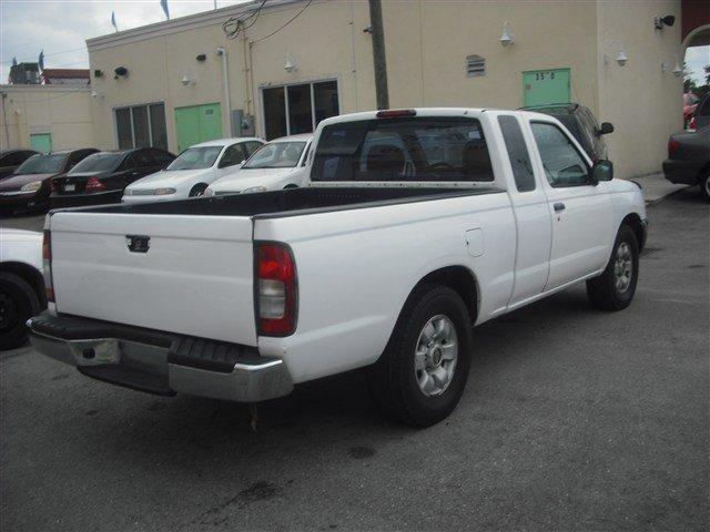 Nissan Frontier 1998 photo 2