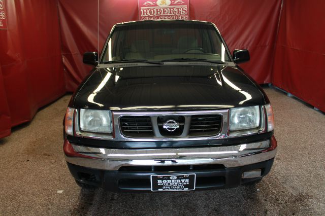 Nissan Frontier 2000 photo 2