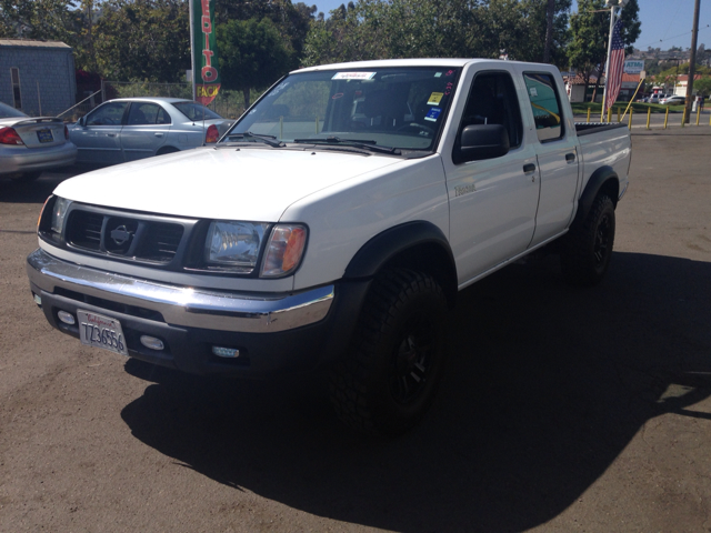 Nissan Frontier 2000 photo 2