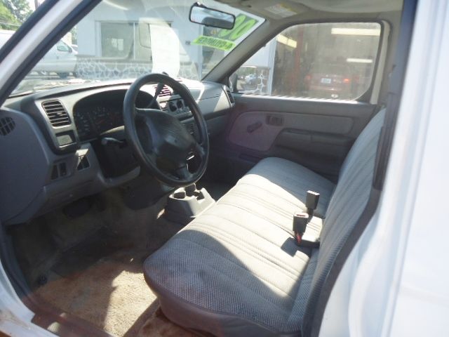 Nissan Frontier 2000 photo 2