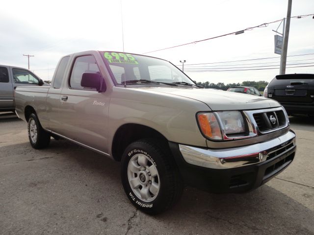 Nissan Frontier 2000 photo 1