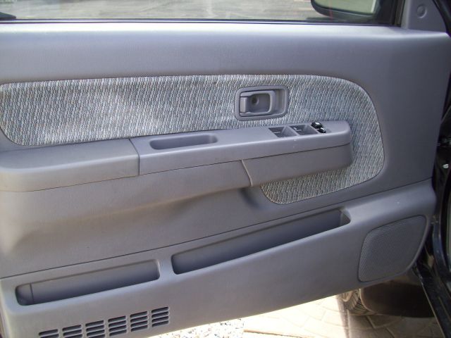 Nissan Frontier 2000 photo 1