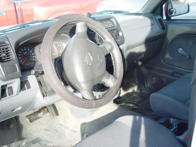 Nissan Frontier 2001 photo 2