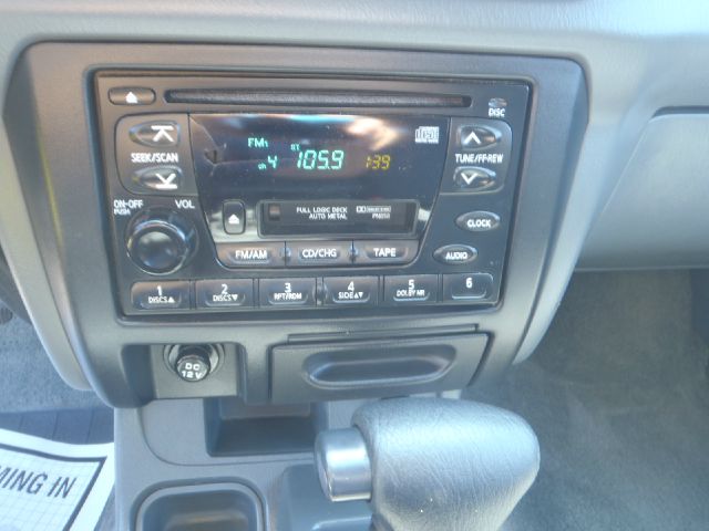 Nissan Frontier 2001 photo 2