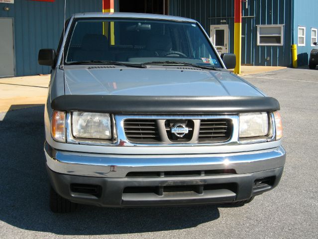 Nissan Frontier 2001 photo 2